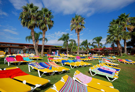 Handtücher auf Liegestühlen in der Nähe von camping-Swimmingpool